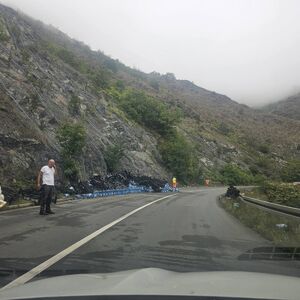 (Foto) Bizarna saobraćajka kod Gornjeg Milanovca: Prevrnula se prikolica, gajbe rasute po putu