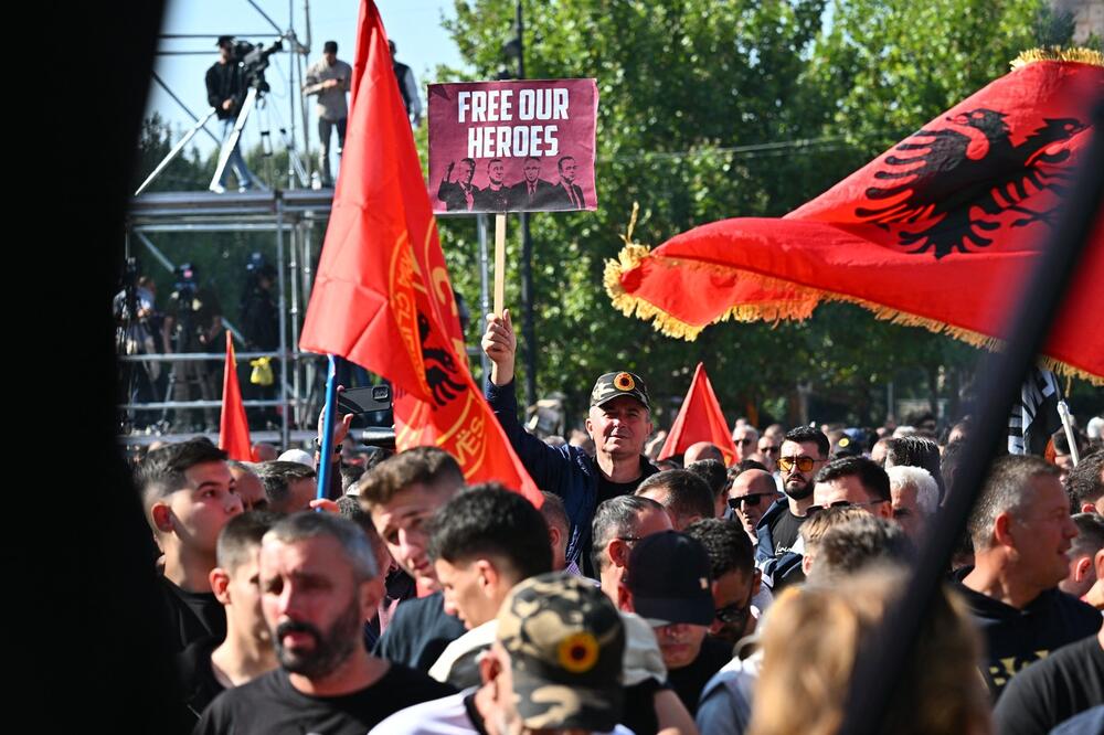 Pogledajte kako su Albanci reagovali na presudu Tačiju i drugima: Slave OVK zločince kao heroje, bilo je burno!