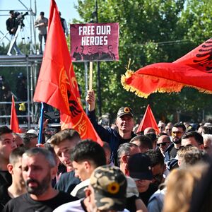 Pogledajte kako su Albanci reagovali na presudu Tačiju i drugima: Slave OVK zločince kao heroje, bilo je burno!