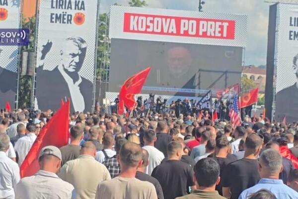 Masa krenula ka sedištu EULEKS-a nakon presude u Hagu: Kuva u Prištini