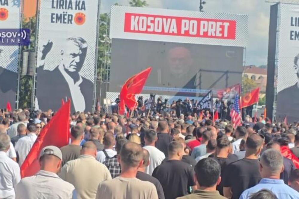 Masa krenula ka sedištu EULEKS-a nakon presude u Hagu: Kuva u Prištini