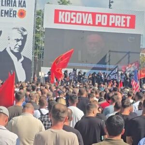 Masa krenula ka sedištu EULEKS-a nakon presude u Hagu: Kuva u Prištini