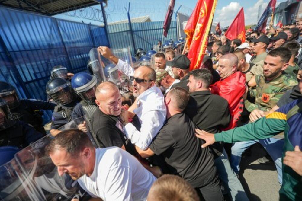 Demonstranti u Prištini napali zgradu Vlade i pokušali da uđu u bazu EULEX-a! Bes zbog presuda liderima OVK