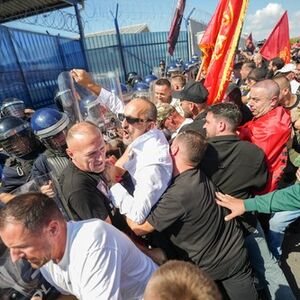 Demonstranti u Prištini napali zgradu Vlade i pokušali da uđu u bazu EULEX-a! Bes zbog presuda liderima OVK