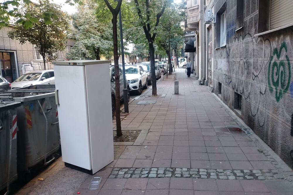 FRIŽIDER NA IZVOLTE U CENTRU BEOGRADA: Nesvakidašnja scena zbunila građane, tik uz kontejner! (FOTO)