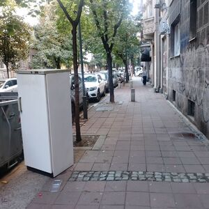FRIŽIDER NA IZVOLTE U CENTRU BEOGRADA: Nesvakidašnja scena zbunila građane, tik uz kontejner! (FOTO)
