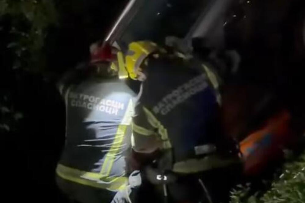 Automobil sleteo sa litice u kanal u Loznici, vozač ostao zarobljen unutra! Snimak spasavanja je jeziv! (VIDEO)