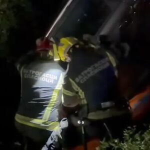 Automobil sleteo sa litice u kanal u Loznici, vozač ostao zarobljen unutra! Snimak spasavanja je jeziv! (VIDEO)