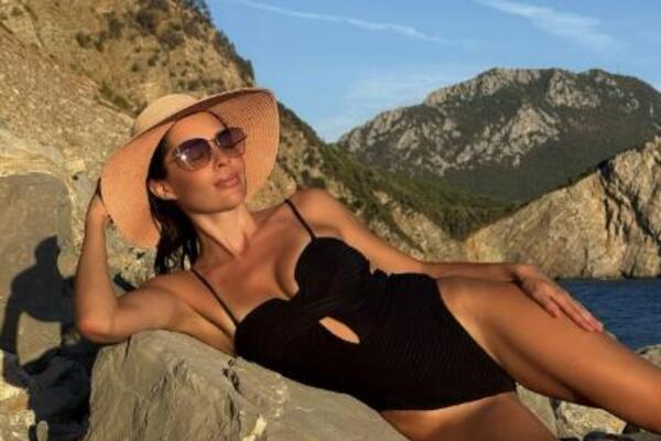 ŽENO, ŠTA RADIŠ LJUDIMA? Mikro bikini jedva sakrio intimu, voditeljka u 41. godini bacila žišku, ČISTA PROVOKACIJA