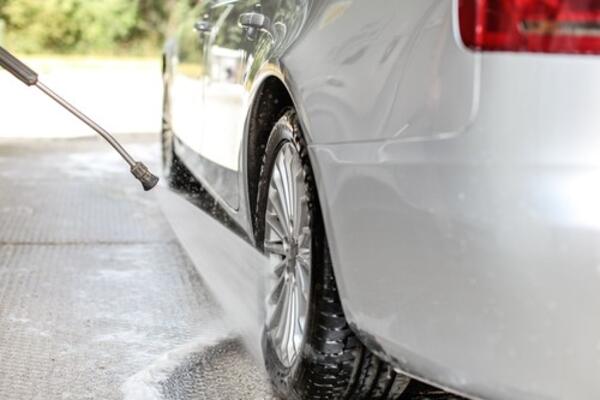 Makedonac (35) preminuo tokom pranja automobila! Srušio se čim je ovo uzeo u ruke, nije mu bilo spasa