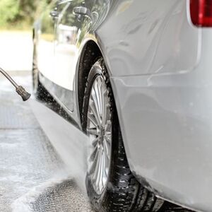 Makedonac (35) preminuo tokom pranja automobila! Srušio se čim je ovo uzeo u ruke, nije mu bilo spasa