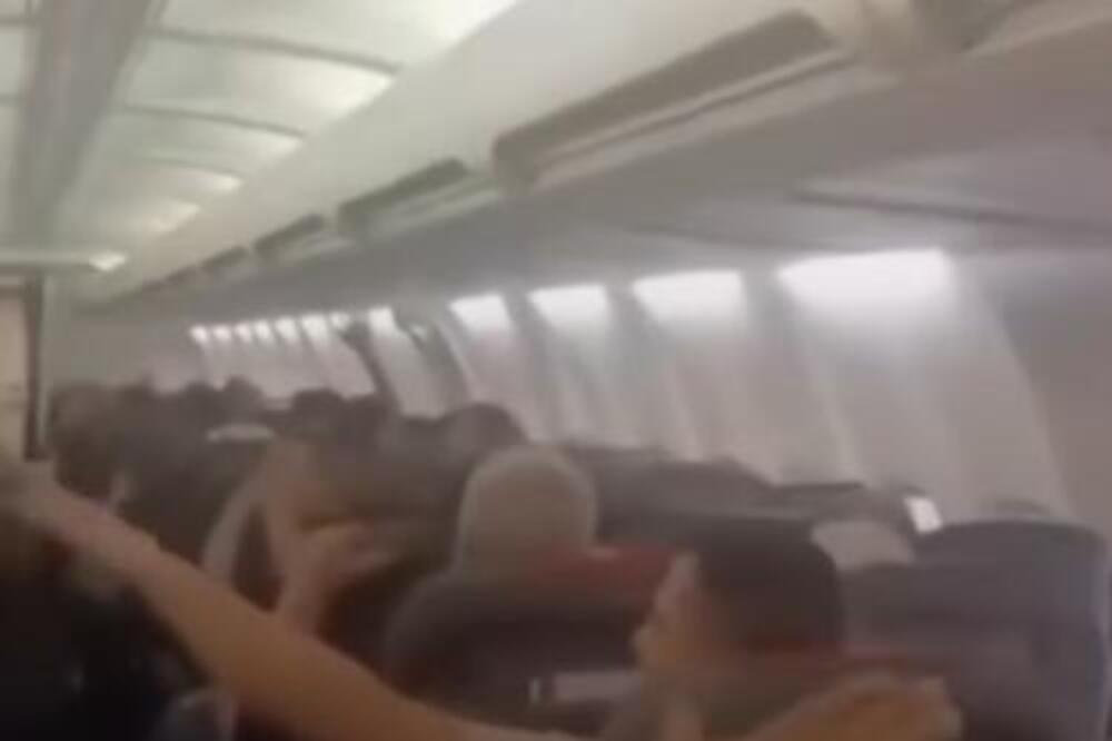 PUTNICI DOŽIVELI PAKAO U AVIONU: Pokvario se motor, delovi plafona padali, zabeležene strašne scene (VIDEO)