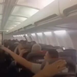 PUTNICI DOŽIVELI PAKAO U AVIONU: Pokvario se motor, delovi plafona padali, zabeležene strašne scene (VIDEO)