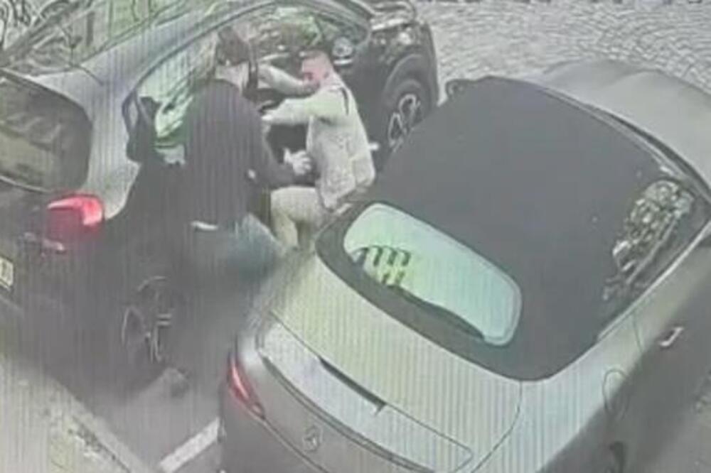 Čekao da izađe iz kola, tukao ga, pa ga izbo zbog ručnog sata: 37 sekundi užasa u Novom Sadu (UZNEMIRUJUĆI VIDEO)