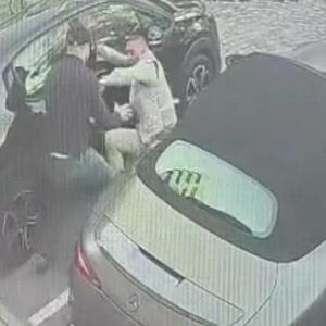 Čekao da izađe iz kola, tukao ga, pa ga izbo zbog ručnog sata: 37 sekundi užasa u Novom Sadu (UZNEMIRUJUĆI VIDEO)