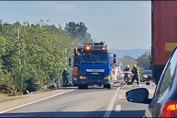 Gori kamion komunalnog preduzeća: Haos na magistrali kod Kragujevca, zapalilo se smeće (FOTO)