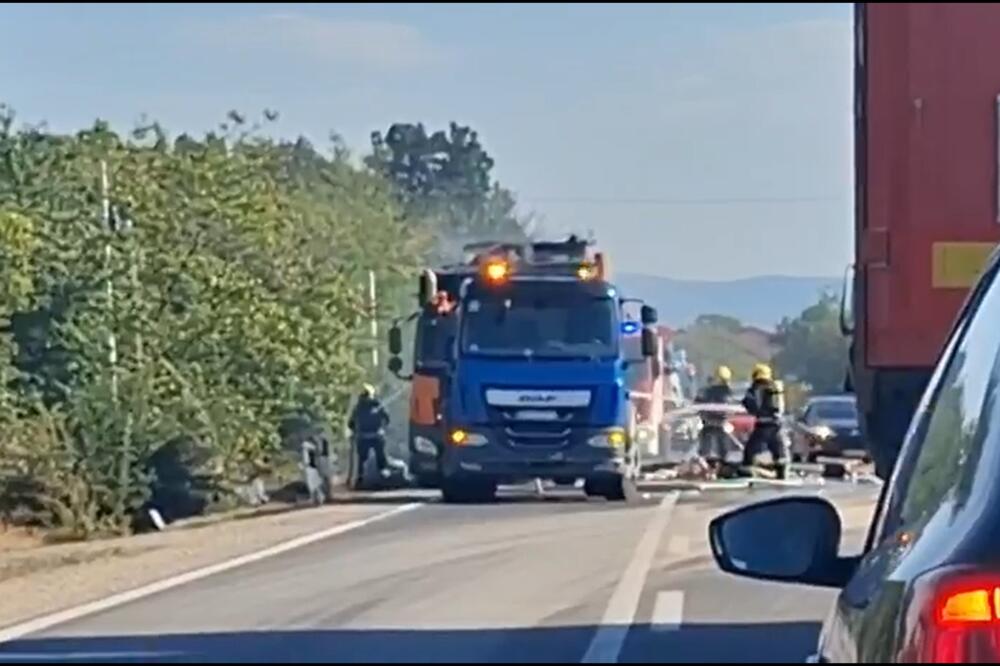 Gori kamion komunalnog preduzeća: Haos na magistrali kod Kragujevca, zapalilo se smeće (FOTO)