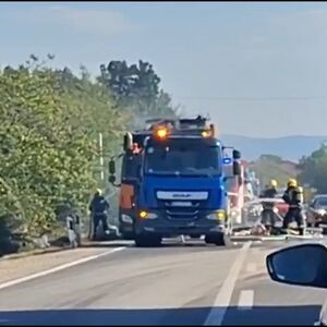 Gori kamion komunalnog preduzeća: Haos na magistrali kod Kragujevca, zapalilo se smeće (FOTO)