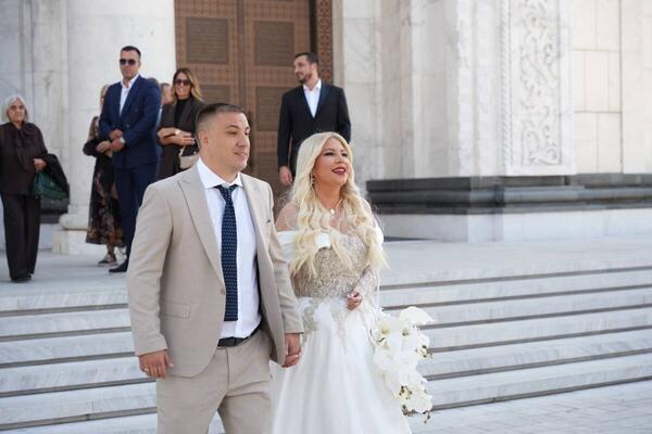 DEA ĐURĐEVIĆ BLISTALA NA VENČANJU: Crkveno venačanje voditeljke o kojem priča ceo grad, sija pored ovog čoveka