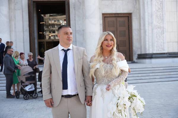 BAJKOVITO VENČANJE DEE ĐURĐEVIĆ: Ovakvu dekoraciju viđali smo samo na filmu, bračni par nije štedeo za ovaj dan