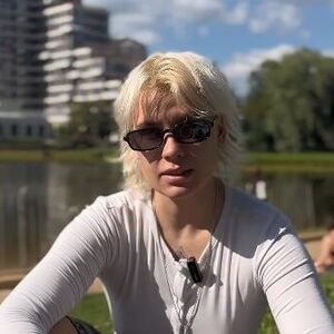 "BRAT ME SILOVAO PRED RODITELJIMA, OTAC ZLOSTAVLJAO": Evina ispovest nateraće vam SUZE NA OČI, majka JE ZNALA...