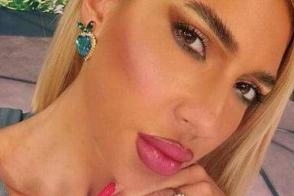 JOVANA JEREMIĆ VODI JUTARNJI PROGRAM U BRUSU: Šok na Pinku, tračice se urezale u NOVE SILIKONE (FOTO)
