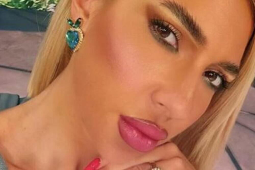 JOVANA JEREMIĆ VODI JUTARNJI PROGRAM U BRUSU: Šok na Pinku, tračice se urezale u NOVE SILIKONE (FOTO)