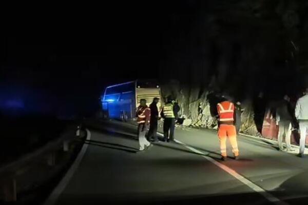 Vozač iz Srbije udario u stenu, ona se obrušila na autobus pun dece: Novi jezivi detalji nesreće kod Mojkovca