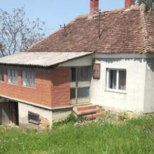 U ovom selu se prodaje velika kuća za sitne pare: Ima dva pomoćna objekta i podrum (FOTO)