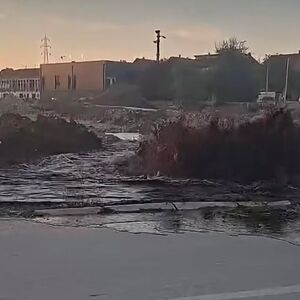 Havarija u Aranđelovcu: Šiklja voda iz kanalizacije, slike su dramatične! "Širi se jak smrad" (VIDEO)