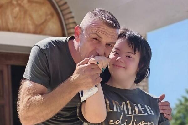 Slaviša ćerku Anju sa Daunovim sindromom ni za živu glavu nije dao u dom: Danas je ona srećna i nasmejana devojka