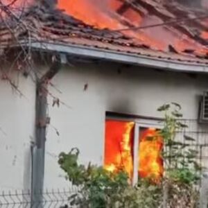 Strašan snimak požara u ovom srpskom gradu: Gori cela kuća, na terenu vatrogasci i forenzika (VIDEO)