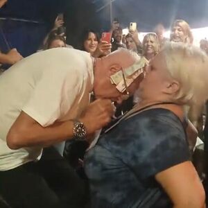 SNIMAK SA ŠABAČKOG VAŠARU ZGROZIO SRBE! Nabio joj MIKROFON u grudi, a onda ZARIO GLAVU gde ne treba!