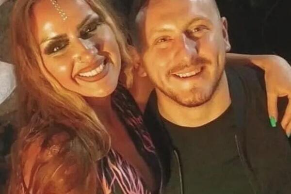 ISPLIVALA SLIKA ATINE FERARI I POGINULOG PEVAČA! Grle se kao da sutra ne postoji, a onda čula da je NASTRADAO