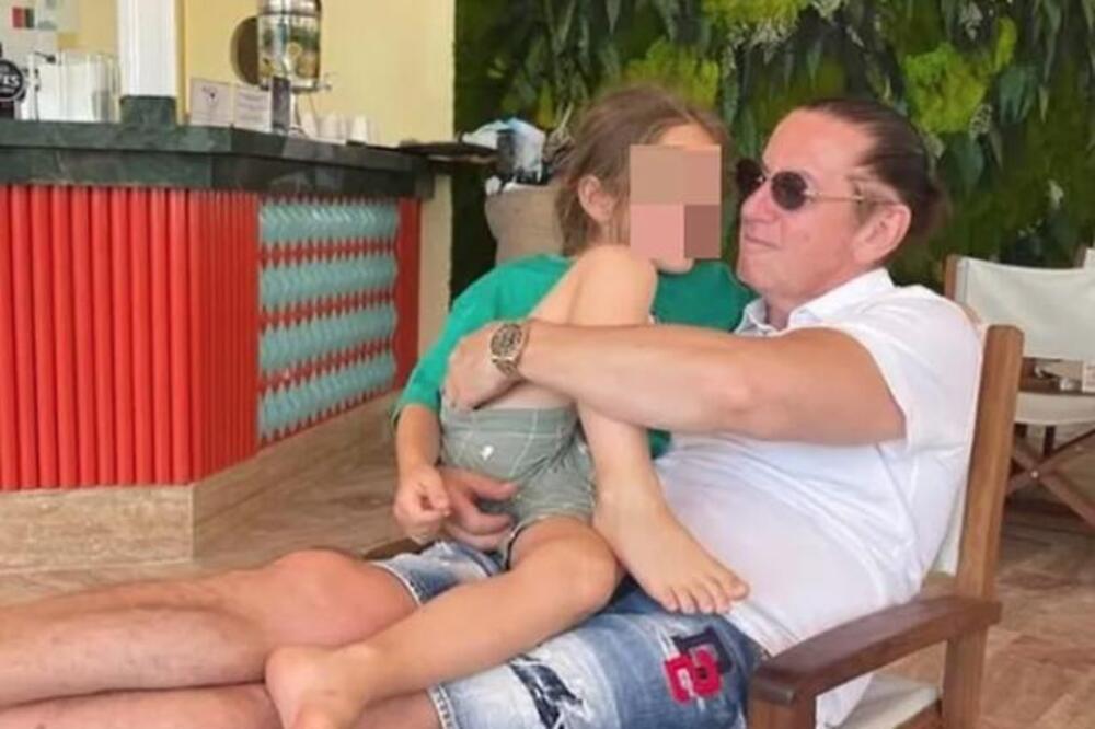 JAŠAR SE GODINAMA BORIO DA USVOJI DETE, A SAD OSVANULA SLIKA SA DEČAKOM DUGE KOSE! Evo ko je on!