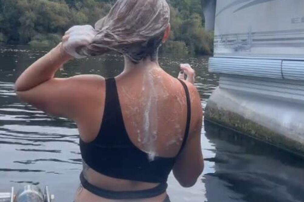 Snimala sebe dok se kupala u reci, a onda je SHVATILA DA NIJE SAMA! Zanemela od šoka kad je OVO ISKOČILO IZ VODE!