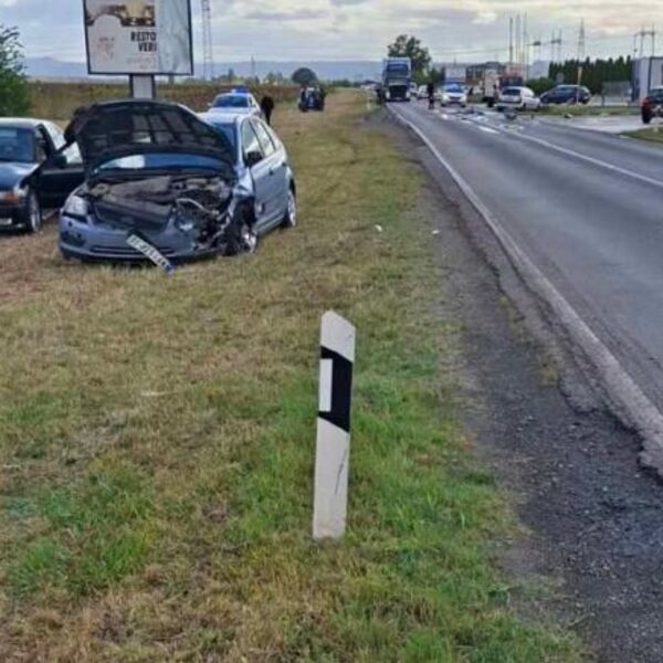 Stravična nesreća kod Novog Sada: Delovi vozila rasuti po putu, prizori potresni! (FOTO)