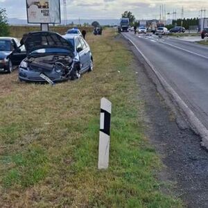 Stravična nesreća kod Novog Sada: Delovi vozila rasuti po putu, prizori potresni! (FOTO)