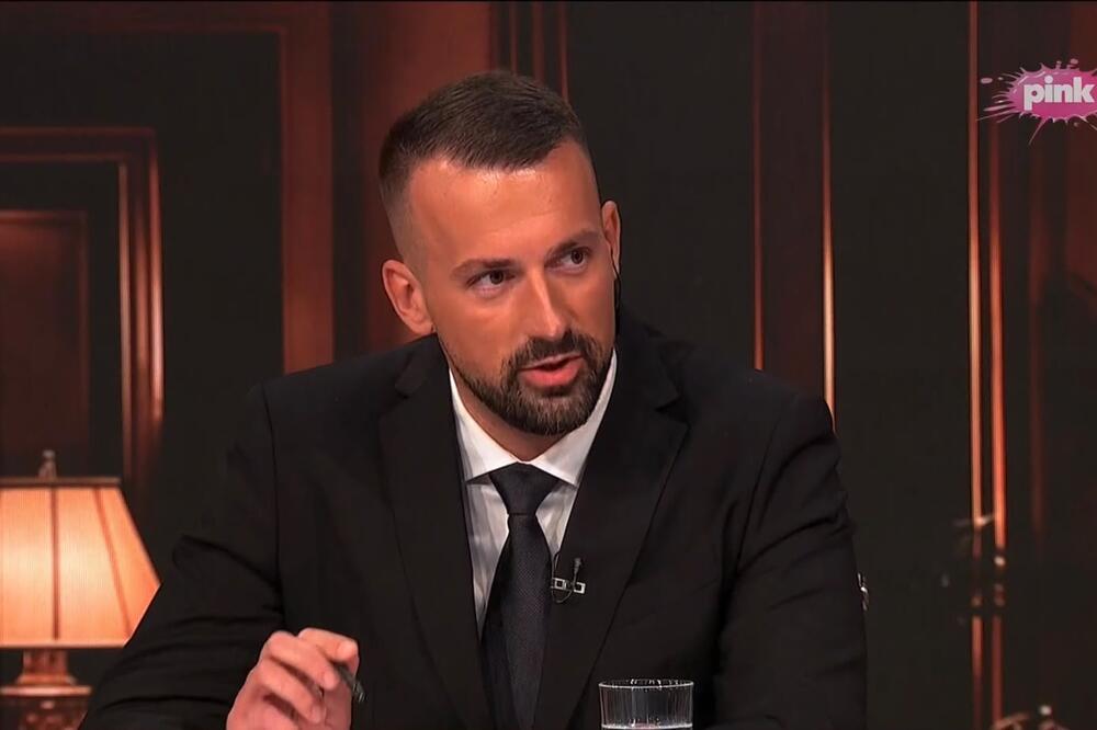 Nedavno se vratio iz Ukrajine, Željko mu veruje, a on intervjuiše i Vučića! Koliko godina ima voditelj Pinka?