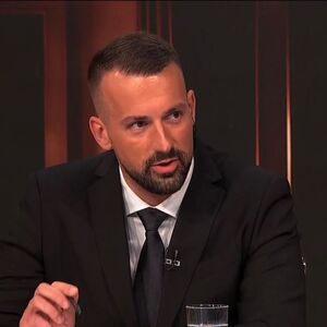 Nedavno se vratio iz Ukrajine, Željko mu veruje, a on intervjuiše i Vučića! Koliko godina ima voditelj Pinka?