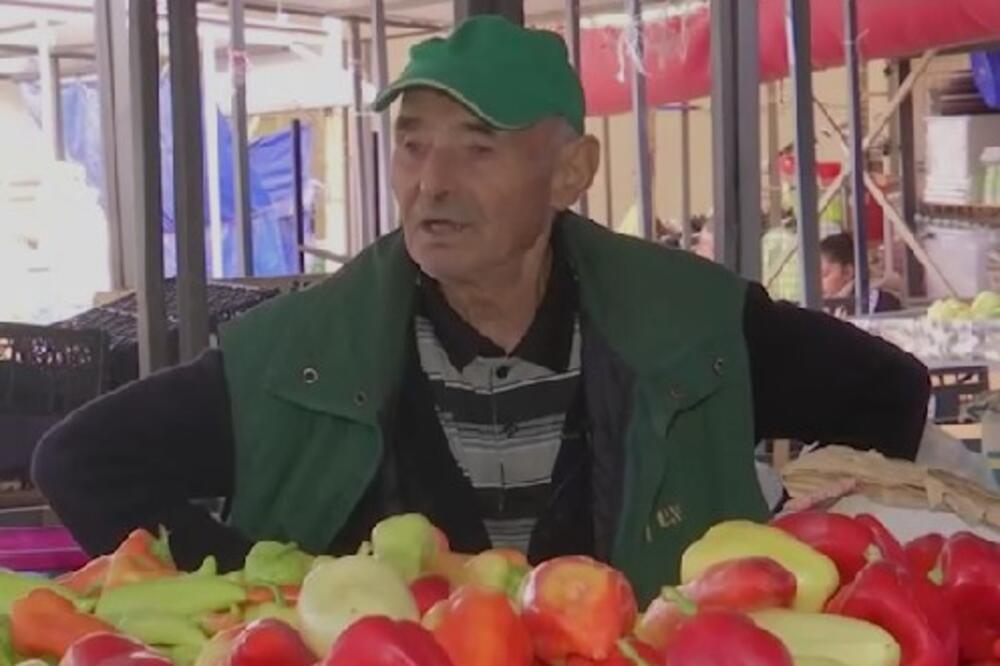 Iz armije došao na Đeram pijacu i postao legenda: Čika Gojko već 65 godina radi na istoj tezgi