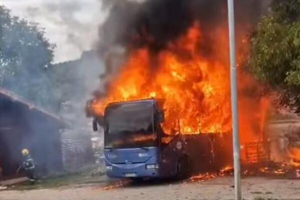 Planuo autobus u Prijepolju, meštani u panici: "Strahujemo da se vatra ne približi do kuća!" (VIDEO)