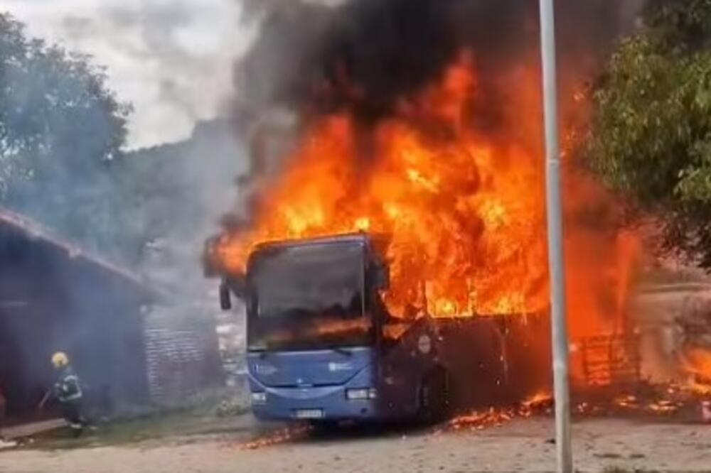 Planuo autobus u Prijepolju, meštani u panici: "Strahujemo da se vatra ne približi do kuća!" (VIDEO)
