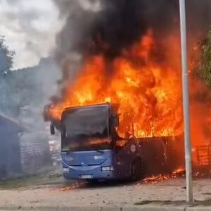 Planuo autobus u Prijepolju, meštani u panici: "Strahujemo da se vatra ne približi do kuća!" (VIDEO)