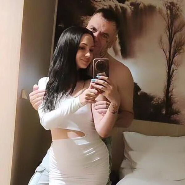 "OVAKO ME BUDI.." Ne skida ruke sa 23 godine mlađe, PRIVATNE FOTKE ISPLIVALE JAVNO! Ni ne pokušavaju da se OBUZDAJU