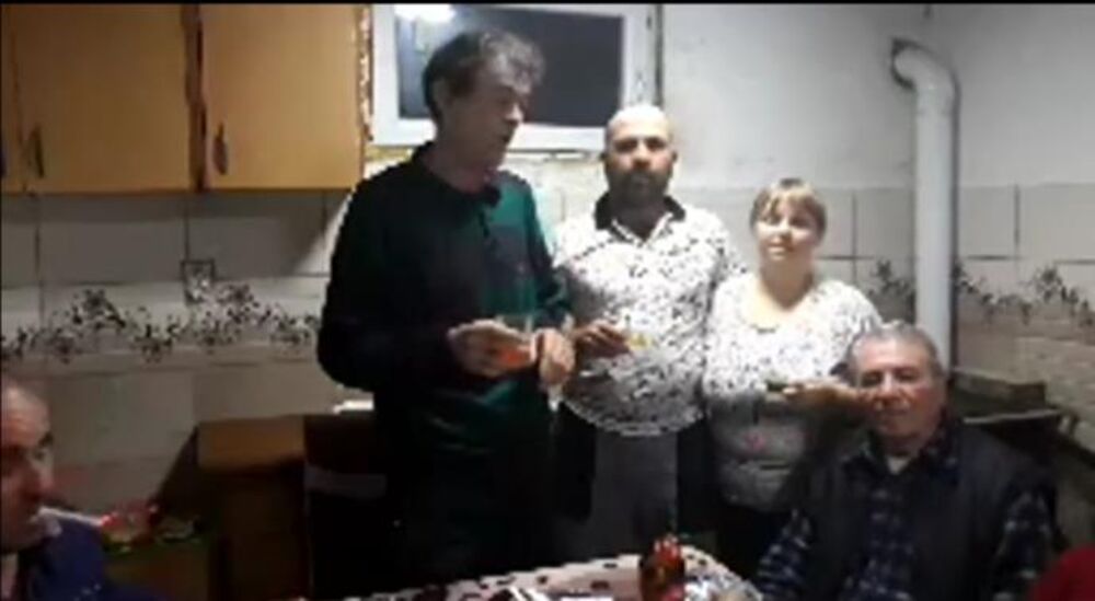 Mlađan Radivojević u kući sa porodicom