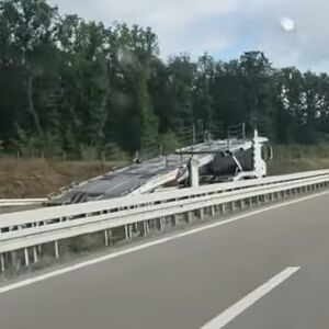 Stravičan snimak bahate i bezobzirne vožnje na auto-putu uliva strah! BMW i kamion jurcali u suprotnom smeru VIDEO