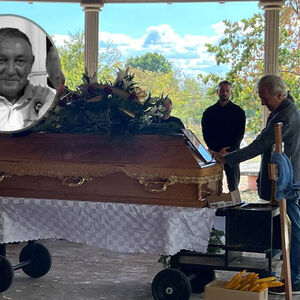 MIROSLAV ILIĆ PRIŠAO KOVČEGU SVOG BRATA, PA NAD KRSTOM URADIO OVO! Najpotresnija scena sa sahrane u Mrčajevcima