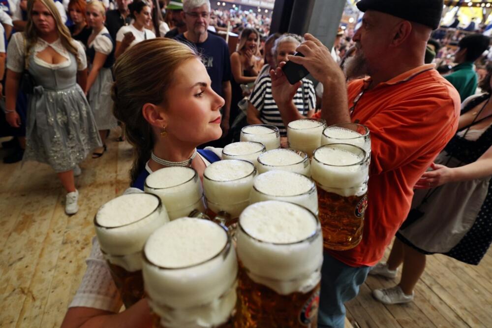 Već godinama se šuška o vrtoglavim iznosima, a sada je sve isplivalo! Evo koliko zarađuju konobari na Oktoberfestu