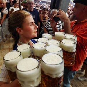 Već godinama se šuška o vrtoglavim iznosima, a sada je sve isplivalo! Evo koliko zarađuju konobari na Oktoberfestu
